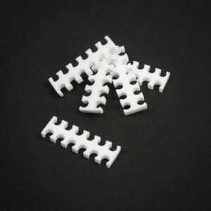 King Mod Service 12-Slot Cable Comb 4mm wide - baltos spalvos - set of 5