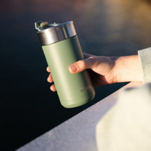Quokka Boost Coffee Tumbler - Stainless steel thermal mug with brewer 400 ml (Pine) - Image 2
