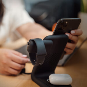 STM ChargeTree Swing 3-in-1 įkrovimo stotelė for Phone, AirPods, Apple Watch - juodos spalvos - Image 5