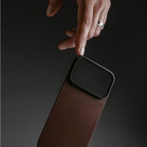 Nomad Magnetic Leather Back, rustic rudos spalvos (Horween), Magsafe - Apple iPhone 17 Pro - Image 10