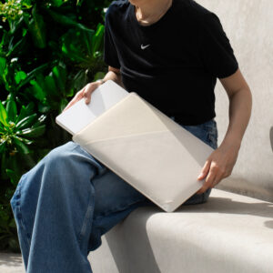 Native Union Stow Slim dėklas, sandstone - Apple MacBook 13/14" - Image 4