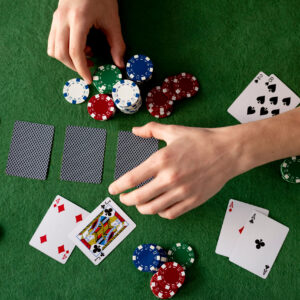 Pokerio ir „Blackjack“ rinkinys – 500 žetonų, 2 kortų kaladės, kauliukai, žaidimų kilimėlis, rakinamas lagaminas - Image 10
