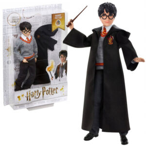Harry Potter lėlė su Grifų Gūžtos mokyklos uniforma + lazdelė FYM50 ZA5093 - Image 1