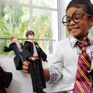 Harry Potter lėlė su Grifų Gūžtos mokyklos uniforma + lazdelė FYM50 ZA5093 - Image 7