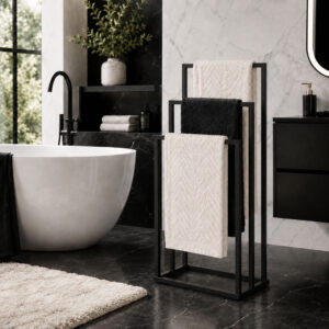 Laisvai pastatomas metalinis rankšluosčių stovas su 3 laikikliais, juodas, ModernHome - Image 3