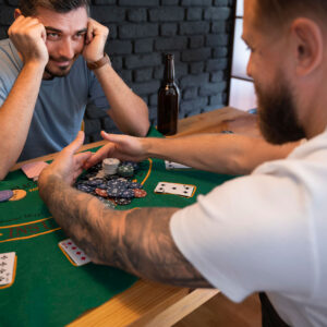 Pokerio ir „Blackjack“ rinkinys – 500 žetonų, 2 kortų kaladės, kauliukai, žaidimų kilimėlis, rakinamas lagaminas - Image 9