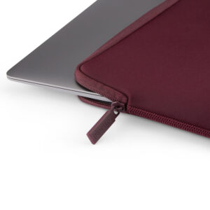 Pipetto Classic Fit Sleeve, burgundy - Apple MacBook Neo 13 (A18 Pro) - Image 11