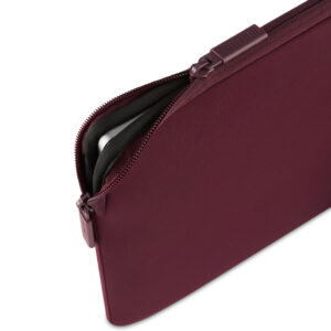 Pipetto Classic Fit Sleeve, burgundy - Apple MacBook Neo 13 (A18 Pro) - Image 10