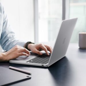 SPIGEN AIRSKIN MACBOOK AIR 13 M2-M5 2023-2026 FROST CLEAR - Image 5