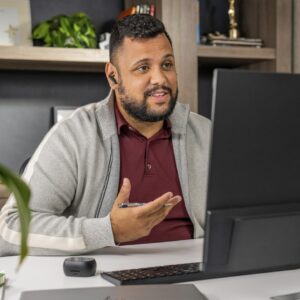 HP Poly „Poly Voyager Free 60+ UC M“ anglies juodumo ausinės + BT700 „USB-C“ adapteris + įkrovimo dėklas jutikliniu ekranu - Image 3