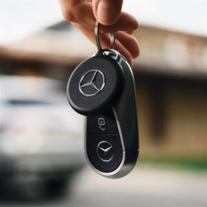 Chipolo LOOP Mercedes – Rechargeable Bluetooth Tracker with Silicone Loop for iOS & Android, Black - Image 4