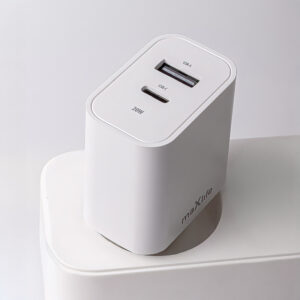 Maxlife MXTC-06-20AC PD QC įkroviklis 1x USB-C 1x USB 20W baltas + USB-C - Lightning laidas 20W - Image 4
