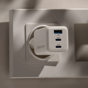 Forever TC-08-65ACC GaN PD QC įkroviklis 2x USB-C 1x USB 65W baltas - Image 3