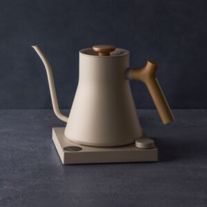 Elektrinis virdulys „Fellow Stagg EKG PRO“ 900 ml, sezamo spalvos smėlio atspalvio, su medine rankena