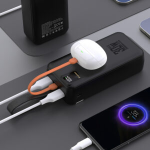 Wozinsky W8-W 30000 mAh 30W išorinė baterija (powerbank) 2x USB-A ir USB-C su žibintuvėliu – Juoda - Image 5