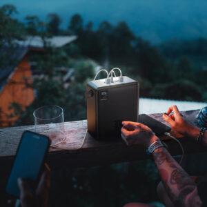 Wozinsky W8-B 100000mAh 30W išorinė baterija 2xUSB-A ir 2xUSB-C su žibintuvėliu - Juoda - Image 8