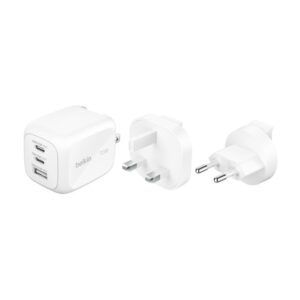Belkin BoostCharge Pro 3 prievadų GaN įkroviklis 70 W su kelioninių adapterių rinkiniu – Baltas