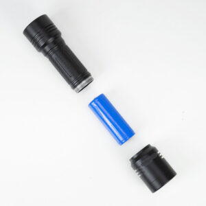 Aliumininis PNI Adventure F200 dvigubas LED žibintuvėlis, 4000mAh baterija ir micro USB jungtis, 3 LED su plačia diafragma ir vienas su fokusavimo funkcija, abu turi 3 galios lygius