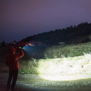 PNI Adventure F810 žibintuvėlis su 138 W LED, 3 apšvietimo lygiais ir „Turbo“ režimu, 12000 liumenų, priartinimo funkcija, iki 250 m, 5000 mAh baterija, IPX7, „Power Bank“ funkcija - Image 11