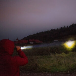 PNI Adventure F300 LED žibintuvėlis, 3 spalvos: balta, raudona, žalia, atstumas 500 m, šviesos srautas 540 lm, 18650 3000mAh baterija komplekte, baterijos įkroviklis komplekte, priartinimo ir šviesos intensyvumo reguliavimo funkcija - Image 20