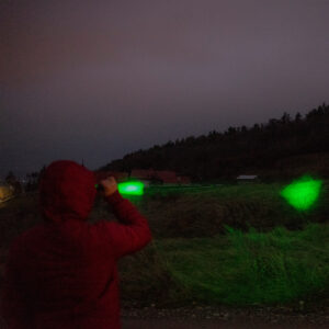 PNI Adventure F300 LED žibintuvėlis, 3 spalvos: balta, raudona, žalia, atstumas 500 m, šviesos srautas 540 lm, 18650 3000mAh baterija komplekte, baterijos įkroviklis komplekte, priartinimo ir šviesos intensyvumo reguliavimo funkcija - Image 21