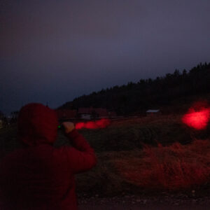 PNI Adventure F300 LED žibintuvėlis, 3 spalvos: balta, raudona, žalia, atstumas 500 m, šviesos srautas 540 lm, 18650 3000mAh baterija komplekte, baterijos įkroviklis komplekte, priartinimo ir šviesos intensyvumo reguliavimo funkcija - Image 22