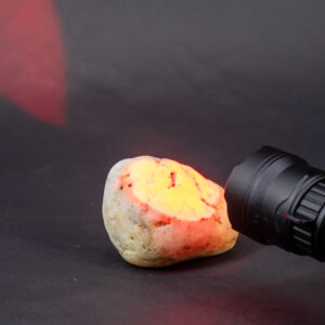 PNI Adventure F300 LED žibintuvėlis, 3 spalvos: balta, raudona, žalia, atstumas 500 m, šviesos srautas 540 lm, 18650 3000mAh baterija komplekte, baterijos įkroviklis komplekte, priartinimo ir šviesos intensyvumo reguliavimo funkcija - Image 23