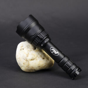 PNI Adventure F300 LED žibintuvėlis, 3 spalvos: balta, raudona, žalia, atstumas 500 m, šviesos srautas 540 lm, 18650 3000mAh baterija komplekte, baterijos įkroviklis komplekte, priartinimo ir šviesos intensyvumo reguliavimo funkcija - Image 24