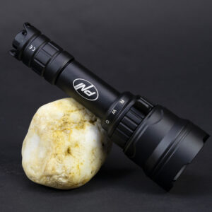 PNI Adventure F300 LED žibintuvėlis, 3 spalvos: balta, raudona, žalia, atstumas 500 m, šviesos srautas 540 lm, 18650 3000mAh baterija komplekte, baterijos įkroviklis komplekte, priartinimo ir šviesos intensyvumo reguliavimo funkcija - Image 26
