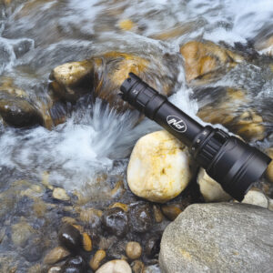 PNI Adventure F300 LED žibintuvėlis, 3 spalvos: balta, raudona, žalia, atstumas 500 m, šviesos srautas 540 lm, 18650 3000mAh baterija komplekte, baterijos įkroviklis komplekte, priartinimo ir šviesos intensyvumo reguliavimo funkcija - Image 27